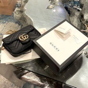 Gucci shoulder bag with gold chain
